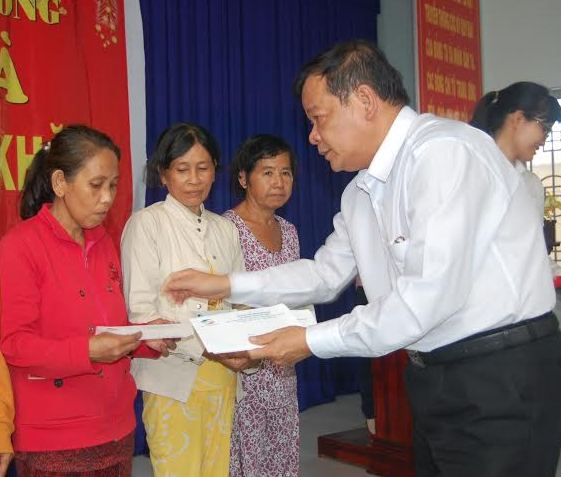 Chủ tịch UBND tỉnh tặng quà Tết cho người nghèo 
